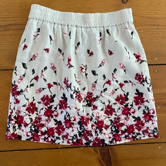 LOFT Red and Cream Floral Mini Skirt size small with pockets - Picture 4 of 5